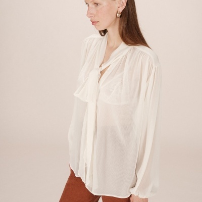 Blusa feminina branca transparente com laço e mangas compridas