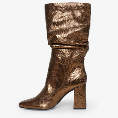 Bota metálica dourada com textura e salto alto