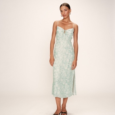 Vestido comprido feminino verde claro com padrão floral e laço no decote