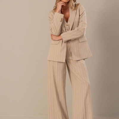 Conjunto feminino bege riscas brancas com blazer, colete e calças largas