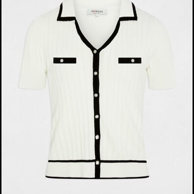 Camisola branca de malha com detalhes pretos e botões frontais