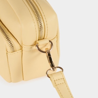 Bolsa amarela clara com zipper dourado e alça amovível
