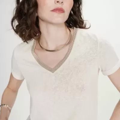 T-shirt feminina bege claro com gola em V cinza-bege e acessórios prateados