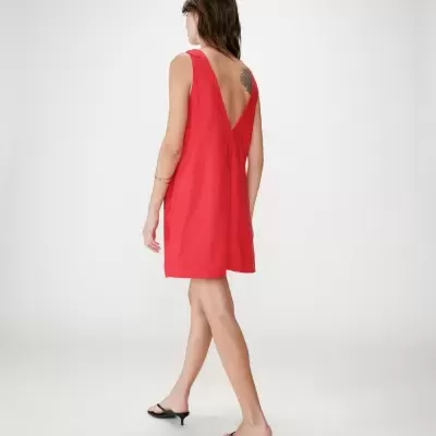 Vestido vermelho curto com decote em V nas costas