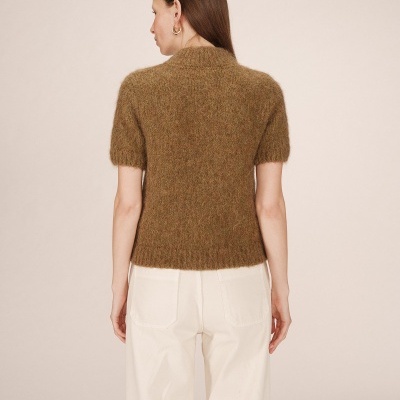 Camisola de malha castanha com mangas curtas vista da traseira