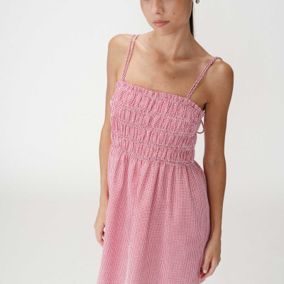 Vestido feminino vermelho e branco com padrão xadrez e alças finas