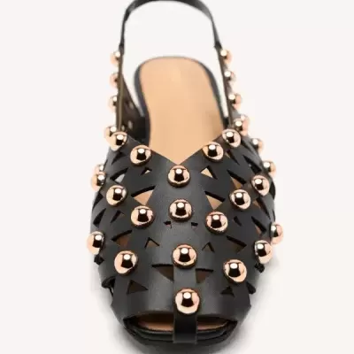 Sandália preta com tachas douradas e recortes triangulares vista frontal