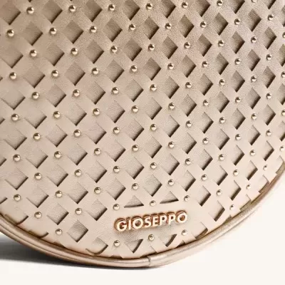 Bolsa bege com padrão de losangos recortados, tachas douradas e logo GIOSEPPO