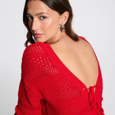Suéter vermelho em malha aberta com costas descobertas e fita amarrada