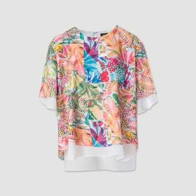Blusa feminina colorida com padrão tropical e bainha branca