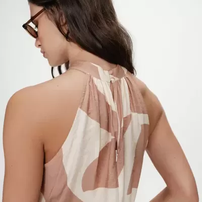 Top sem mangas bege e castanho claro com padrão abstrato, fecho de zíper e botão no pescoço