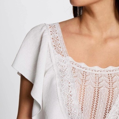 Blusa branca com renda delicada no decote quadrado e folhos nas mangas