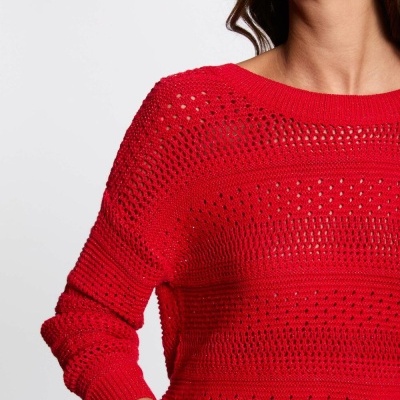 Camisola vermelha de malha com padrão de pontos vazados e decote redondo