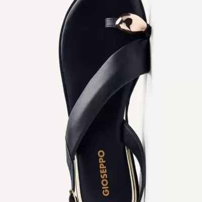 Sandália preta feminina com tira larga e detalhe dourado no dedo