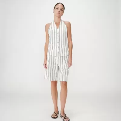 Conjunto feminino branco com riscas pretas composto por colete halter e calção largo até ao joelho, sandálias pretas, fundo branco