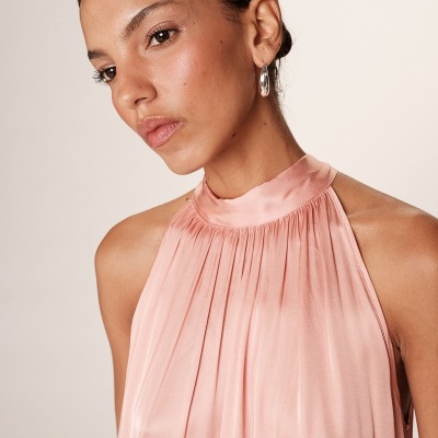 Blusa rosa acetinada com gola alta franzida