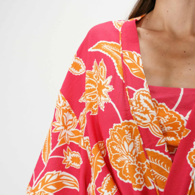 Roupão ou vestido de tecido leve floral vermelho com estampas laranja e branco