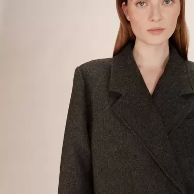 Casaco cinzento escuro com lapelas largas em mulher