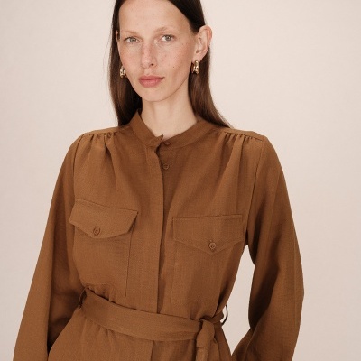 Vestido castanho com bolsos e cinto