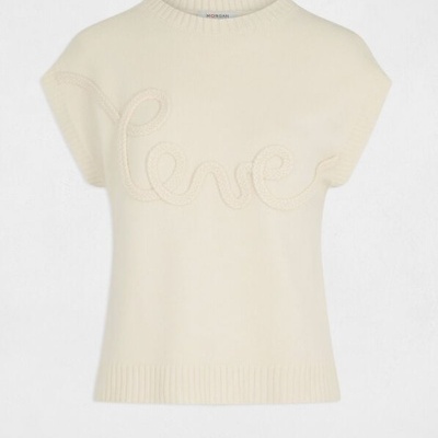 Camisola creme com palavra love em relevo e gola redonda