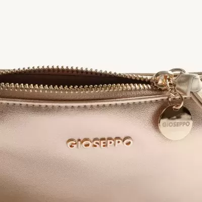 Mala ou carteira rosa nude com fecho dourado e pendente redondo com nome GIOSEPPO