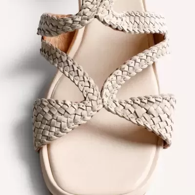Sandália bege com tiras trançadas e sola quadrada
