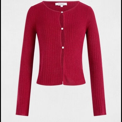 Casaco feminino de malha vermelha com botões