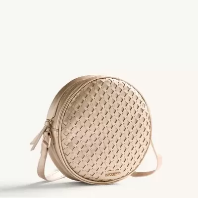 Mala redonda bege com padrão trançado e rebites dourados