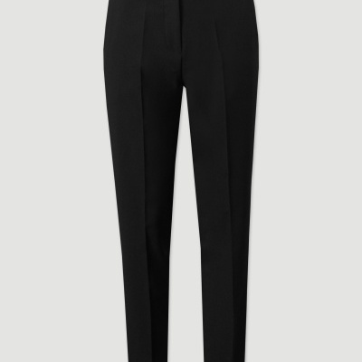 Calças pretas com corte reto e vincos frontais sobre fundo cinzento