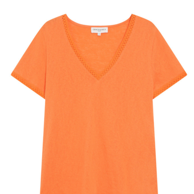 T-shirt feminina laranja com renda e decote em V