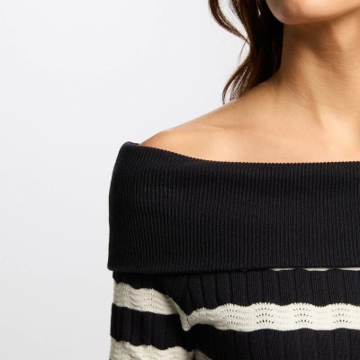 Camisola de malha preta com riscas brancas e ombros à mostra
