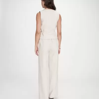 Conjunto feminino bege claro visto de costas em fundo branco