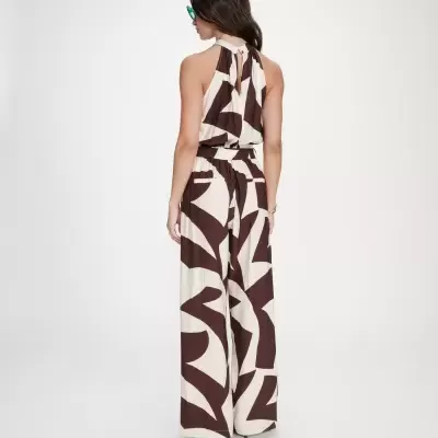 Macacão feminino castanho e branco com padrão abstrato, visto de costas