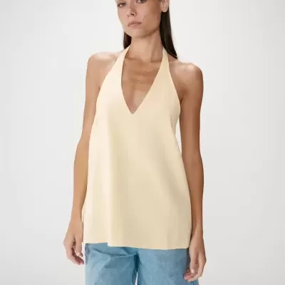 Top amarelo claro sem mangas com decote em V e calças jeans azuis claras