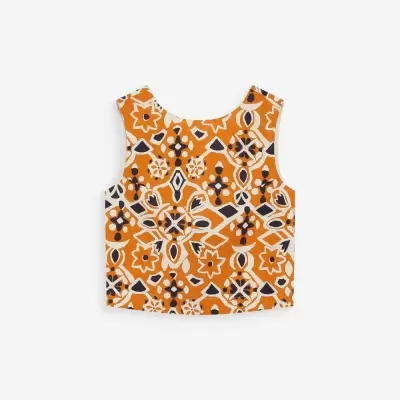Top sem mangas com padrão geométrico e floral em tons de laranja, preto e branco