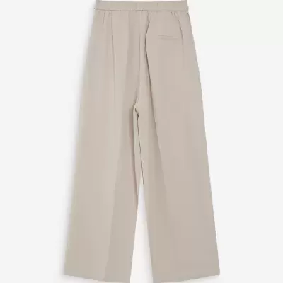 Calças compridas bege claro com cintura elástica e bolso traseiro