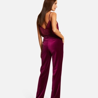 Conjunto feminino acetinado vinho com calças compridas e blusa de alças finas