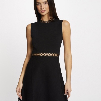 Vestido preto sem mangas com detalhes recortados circulares