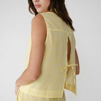 Top feminino amarelo com padrão xadrez vichy e calças combinando