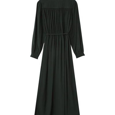 Vestido comprido preto de mangas compridas com cintura franzida