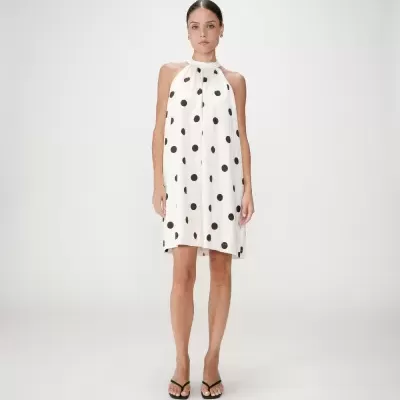 Vestido branco às bolinhas pretas com gola alta e corte acima do joelho