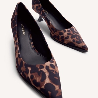 Sapatos de salto médio com padrão animal print castanho e preto