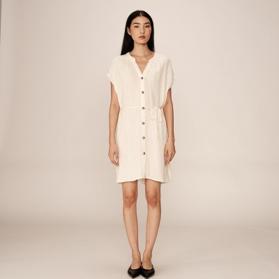 Vestido branco curto com botões e sapatos pretos