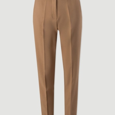 Calças castanho claro com pregas frontais em fundo branco