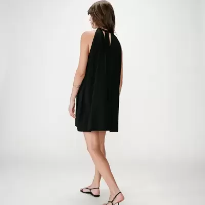 Vestido preto curto sem mangas com laço nas costas
