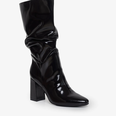 Bota preta de salto alto em fundo branco