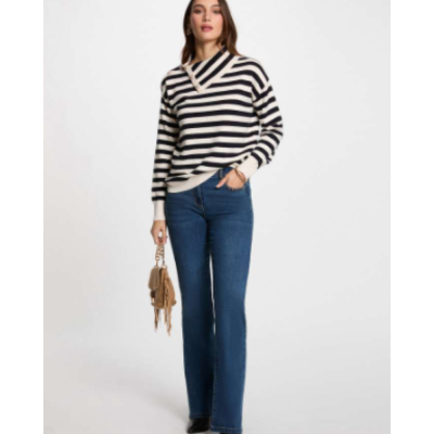 Mulher com camisola de riscas e jeans azul