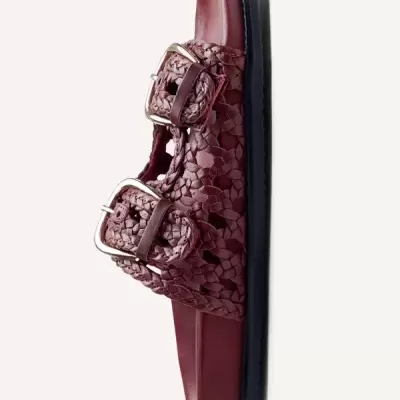 Sandália castanha com tiras entrelaçadas e fivelas metálicas