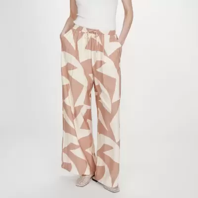 Calças largas bege com padrão geométrico branco e top branco