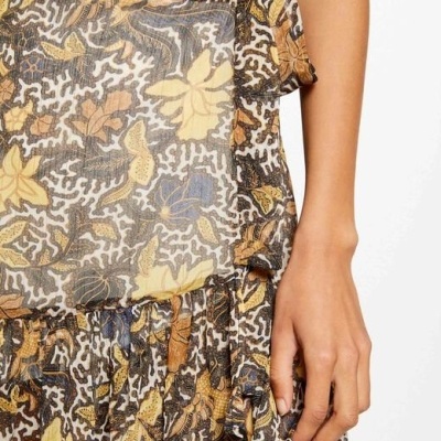 Detalhe de vestido floral com tecido transparente e textura enrugada